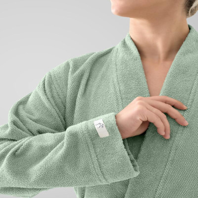 روب استحمام جذاب باللون الأخضر