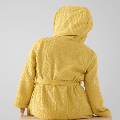 روب استحمام أنيق باللون الأصفر