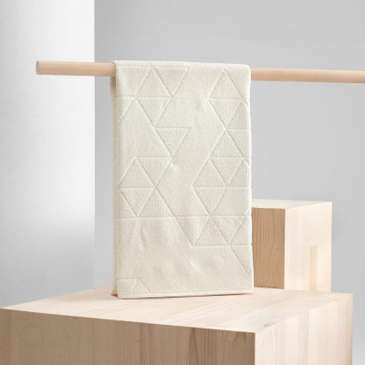 منشفة للجسم باللون الأبيض