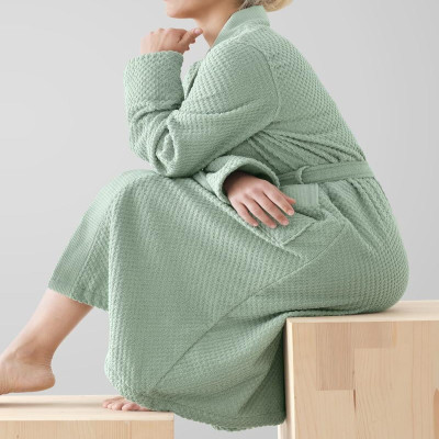 روب استحمام أنيق باللون الأخضر