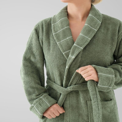 روب استحمام أنيق باللون الأخضر