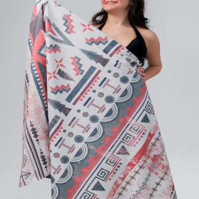 منشفة للبحر بلون أبيض بطبعات جذابة