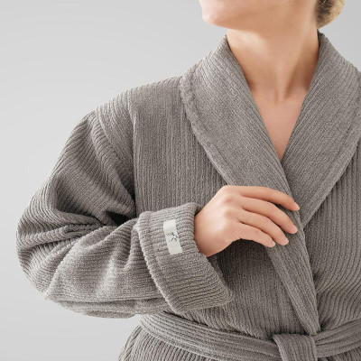 روب استحمام دافىء باللون الرمادي