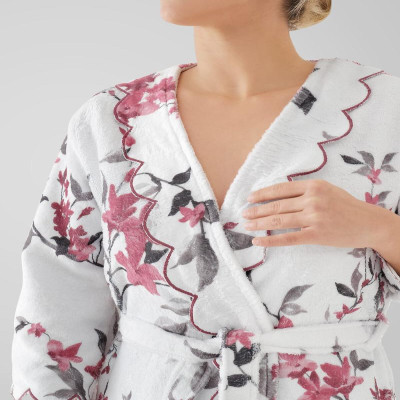 روب استحمام فاخر باللون الأبيض المشجر