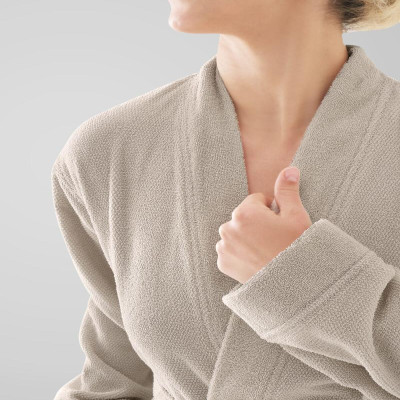 روب استحمام جذاب باللون البيج