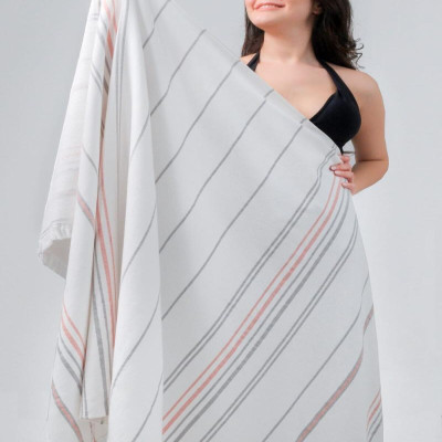 منشفة للشاطىء باللون الأبيض