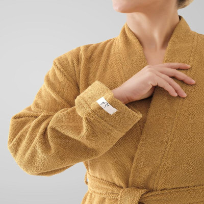 روب استحمام جذاب باللون الأصفر