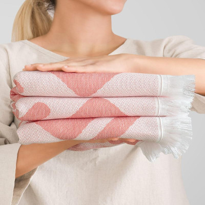 منشفة للبحر باللون الوردي