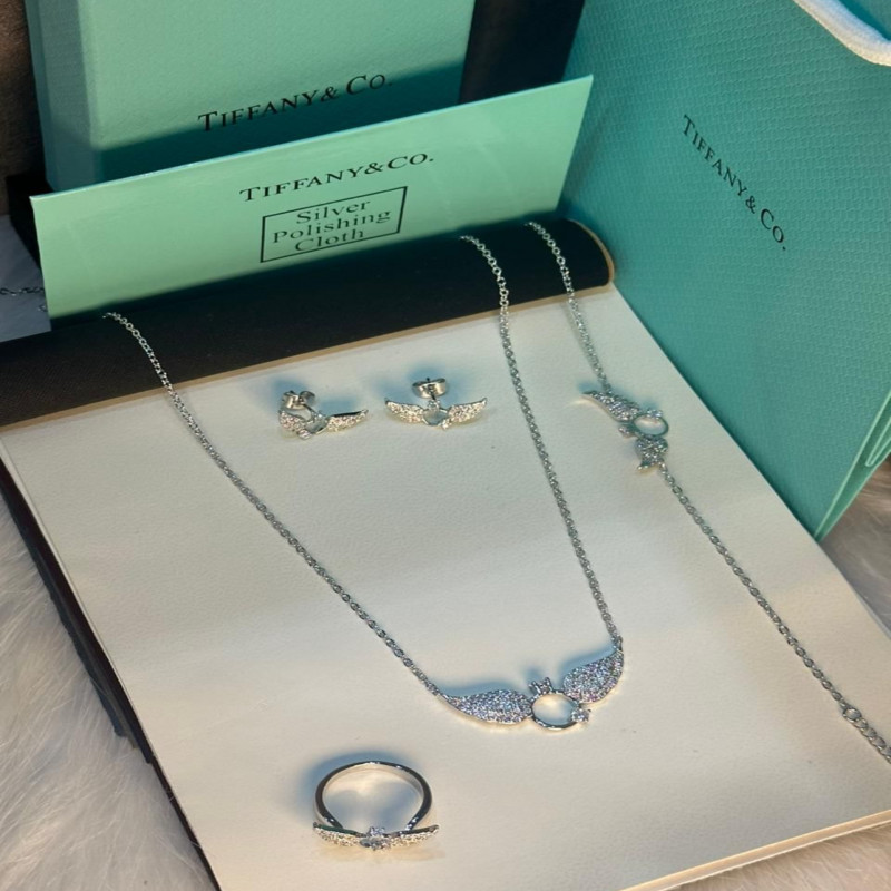 طقم نسائي فاخر من ماركة تيفاني