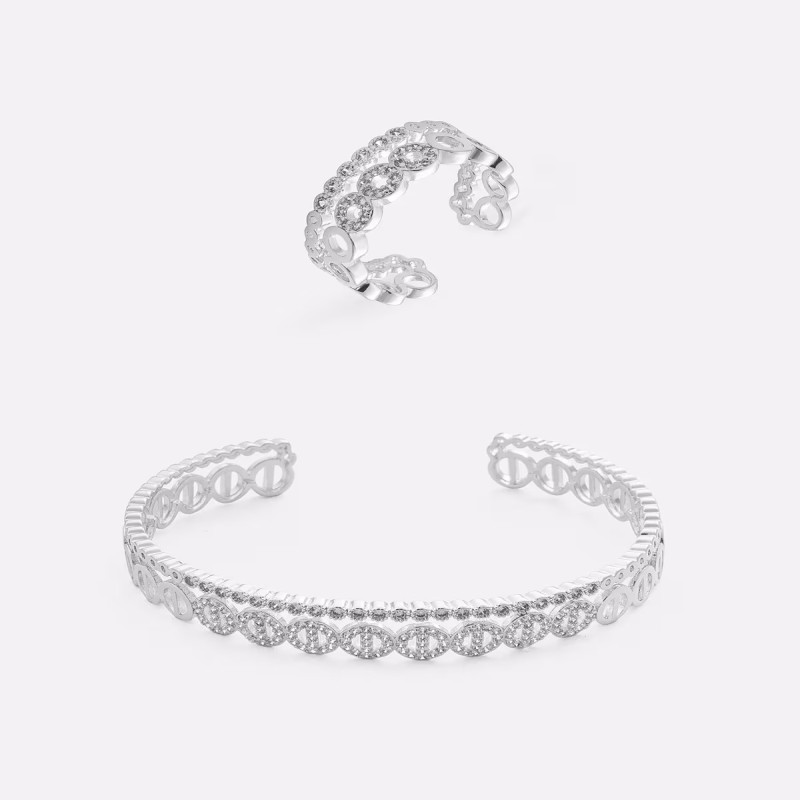 ‎ طقم نسائي مميز بلون فضي