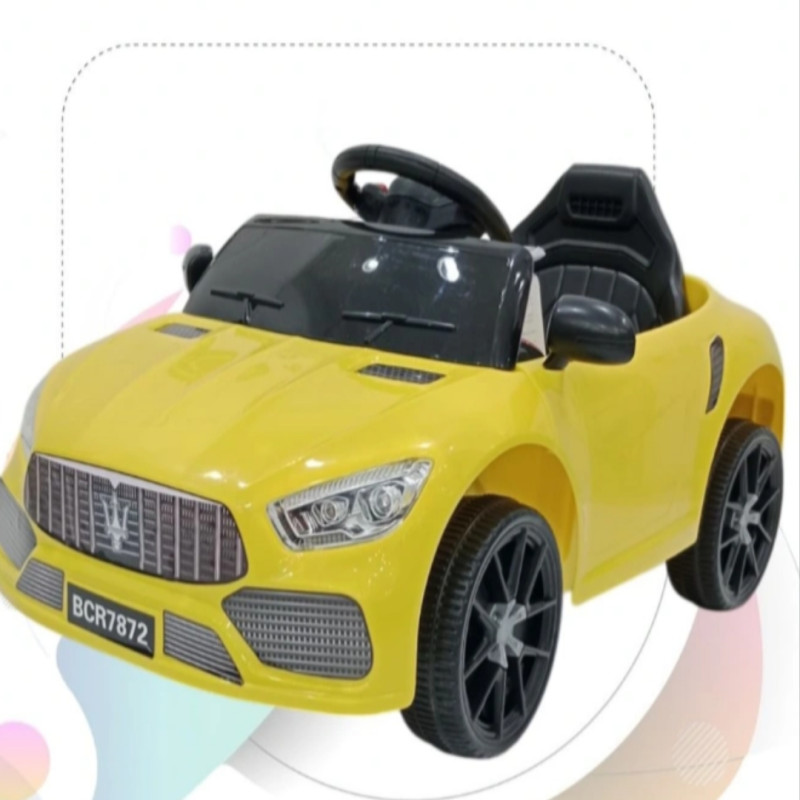 سيارة اطفال كهربائية صفراء.