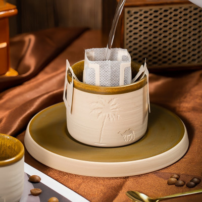 كوب قهوة برسمة نخله وجمل مناسب للقهوة