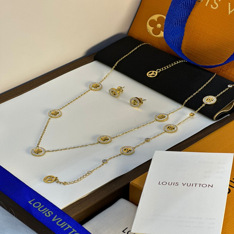 طقم نسائي أنيق من ماركة- لويس فيتون