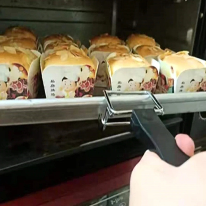 ملقاط تبسي أو شبك او صينية أو أواني