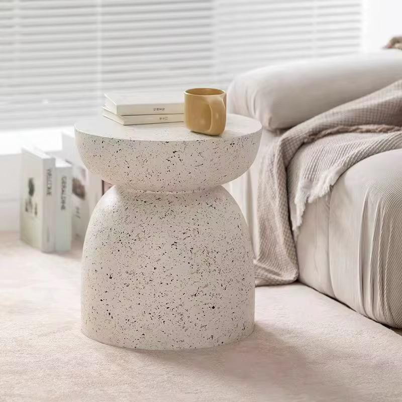 طاولة جانبية تجمع بين القوة والجمال بلمسة حجرية را...