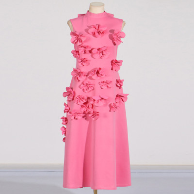 فستان نسائي من TWOTWINSTYLE بتصميم عصري ناعم وملفت