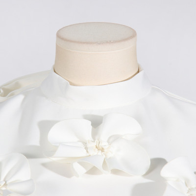 فستان نسائي من TWOTWINSTYLE بتصميم عصري ناعم وملفت