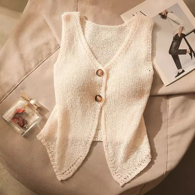 بلوزة نسائية بدون أكمام بأزرار أنيقة وتصميم مميز و...