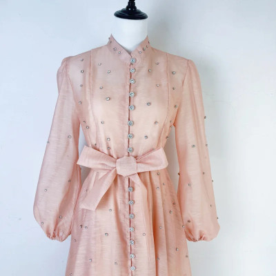 فستان نسائي كلاسيكي فاخر وكأنه يروي قصص طبقة النبل...