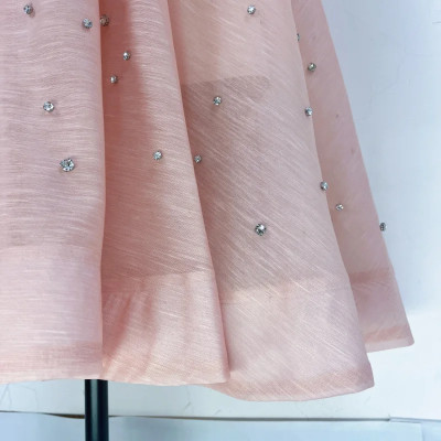 فستان نسائي كلاسيكي فاخر وكأنه يروي قصص طبقة النبل...