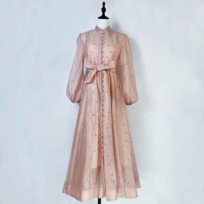 فستان نسائي كلاسيكي فاخر وكأنه يروي قصص طبقة النبل...