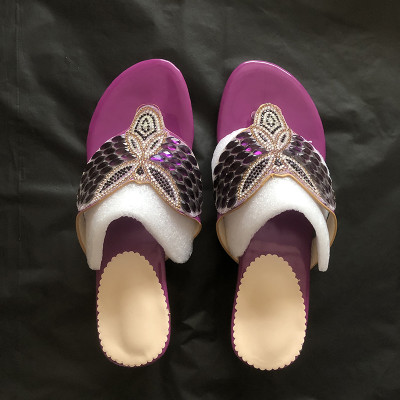 شبشب ماسي مميز بتصميم عصري للنساء