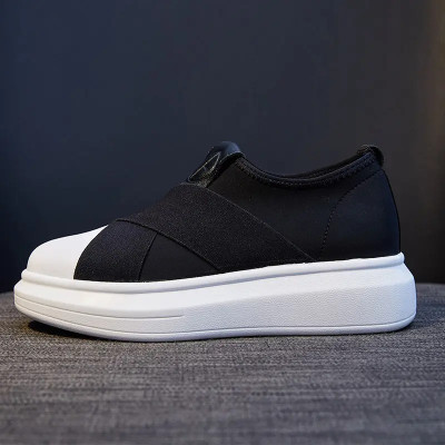 حذاء نسائي قماش مطعم بالجلد بتصميم مميز وأنيق