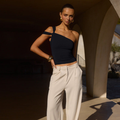 بلوزة عصرية أنيقة تزيد من أنوثتك 2025