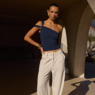 بلوزة عصرية أنيقة تزيد من أنوثتك 2025