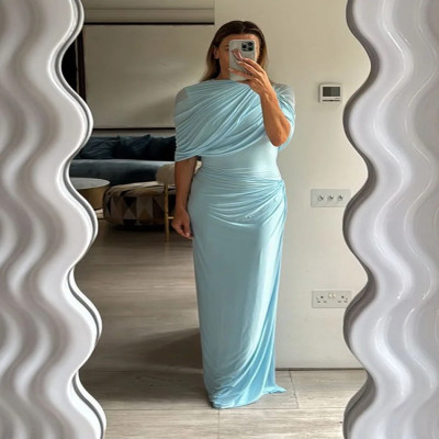 فستان سهرة نسائي جذاب بقصة مخصرة وشال مطوي وتصميم...