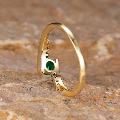 خاتم نسائي مميز باللون الذهبي مزين بالزركون الأخضر
