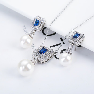 طقم نسائي فخم جداً ومميز باللؤلؤ الكلاسيكي ومطلي ب...