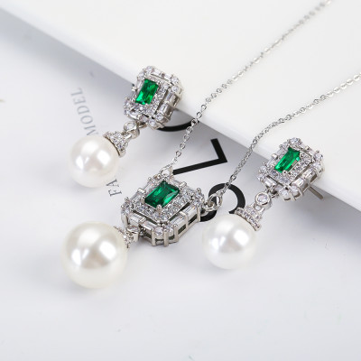 طقم نسائي فخم جداً ومميز باللؤلؤ الكلاسيكي ومطلي ب...