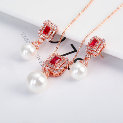 طقم نسائي فخم جداً ومميز باللؤلؤ الكلاسيكي ومطلي ب...