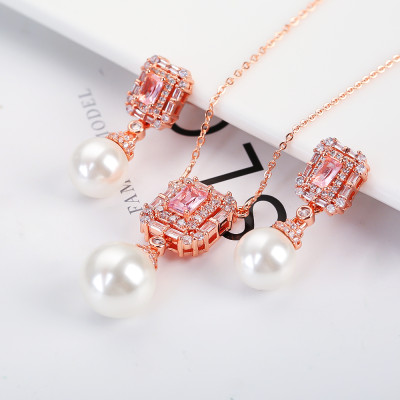 طقم نسائي فخم جداً ومميز باللؤلؤ الكلاسيكي ومطلي ب...