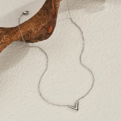 سلسلة نسائية مقاومة للصدأ بتصميم عصري مميز