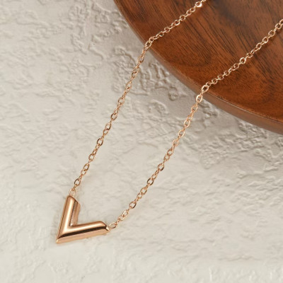 سلسلة نسائية مقاومة للصدأ بتصميم عصري مميز