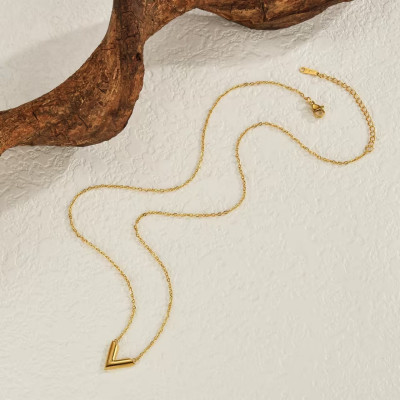 سلسلة نسائية مقاومة للصدأ بتصميم عصري مميز