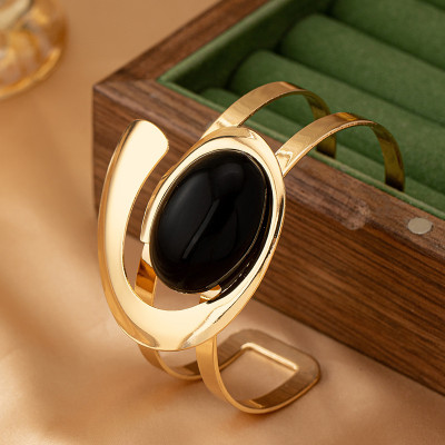 أساور بتصميم فني جديد عصري وأنيق تجعلك على هرم الأ...