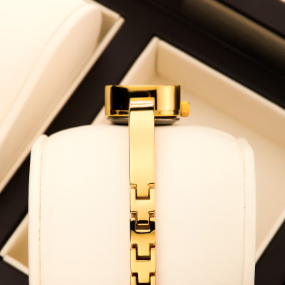 ساعة نسائية كوارتز فاخرة بتصميم أنيق على شكل أسورة