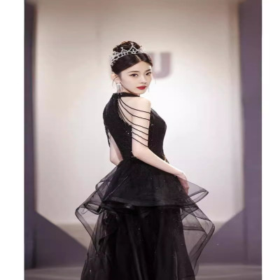 فستان نسائي أسود فاخر بتصميم شبكي مثير ومميز