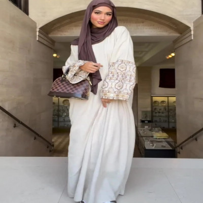 قفطان نسائي بأكمام طويلة