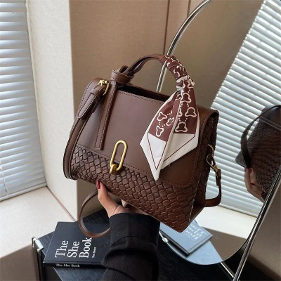 حقيبة تحت الإبط منقوشة