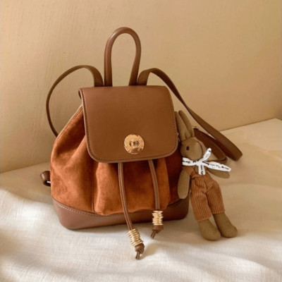 حقيبة نسائية صغيرة وأنيقة كاجوال مع دمية لطيفة