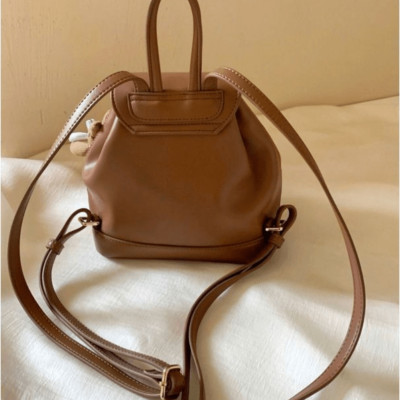 حقيبة نسائية صغيرة وأنيقة كاجوال مع دمية لطيفة