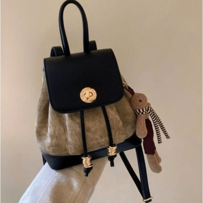 حقيبة نسائية صغيرة وأنيقة كاجوال مع دمية لطيفة