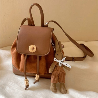 حقيبة نسائية صغيرة وأنيقة كاجوال مع دمية لطيفة