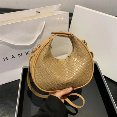 حقيبة نسائية جلد أنيقة بتصميم عصري فاخر