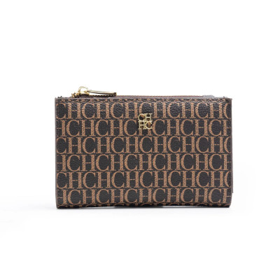 حقيبة نسائية من الجلد من CH مطبوع عليها حروف نصية...