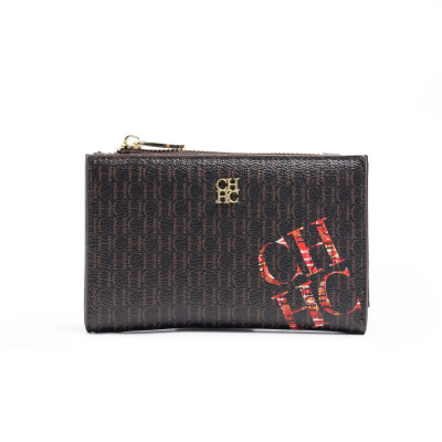 حقيبة نسائية من الجلد من CH مطبوع عليها حروف نصية...